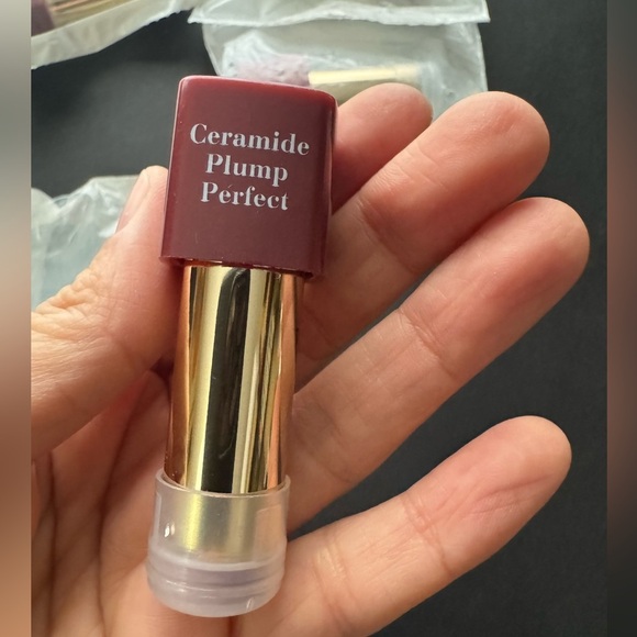 Elizabeth Arden Ceramide Plump Perfect Rouge Lipstick in Perfect Cassis 21 - Picture 1 of 8